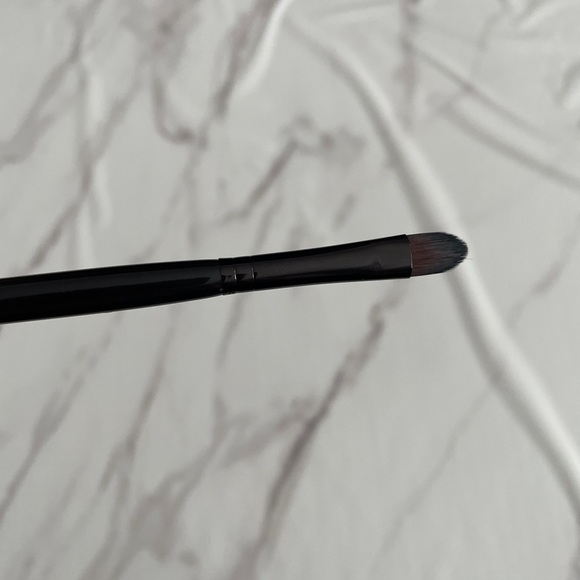 Laura Mercier Creme Eye Detail Brush - Picture 9 of 9